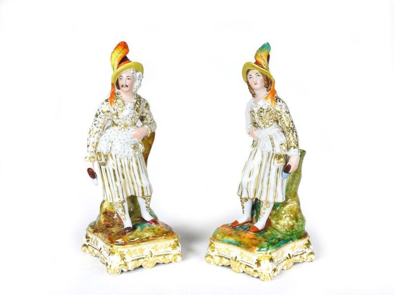 Coppia di Figure in Porcellana Policroma