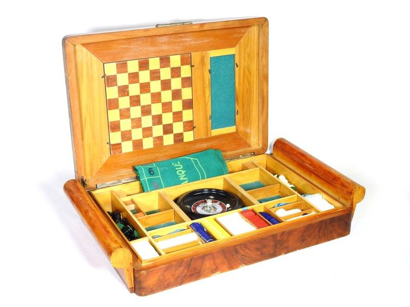 Scatola da Gioco Impiallacciata in Piuma di Noce