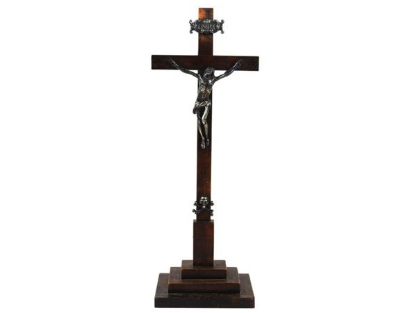 Cristo in argento su croce in legno