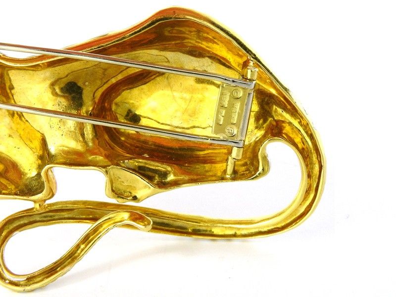 Spilla Animalier in Oro Giallo, Platino, Smalto, Diamanti, Smeraldi e Rubino