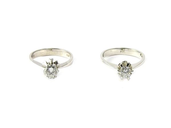 Due anelli a solitario in oro bianco e diamante