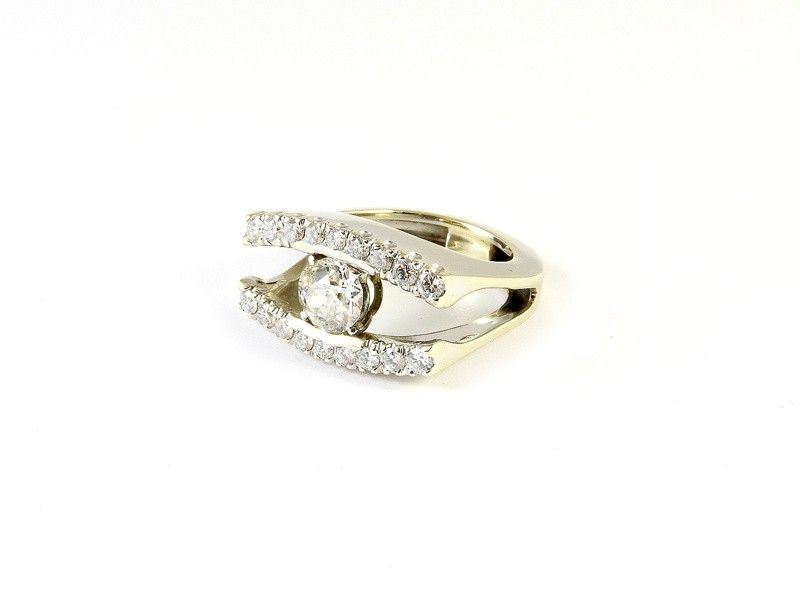 Anello Solitario in Oro Bianco e Diamante