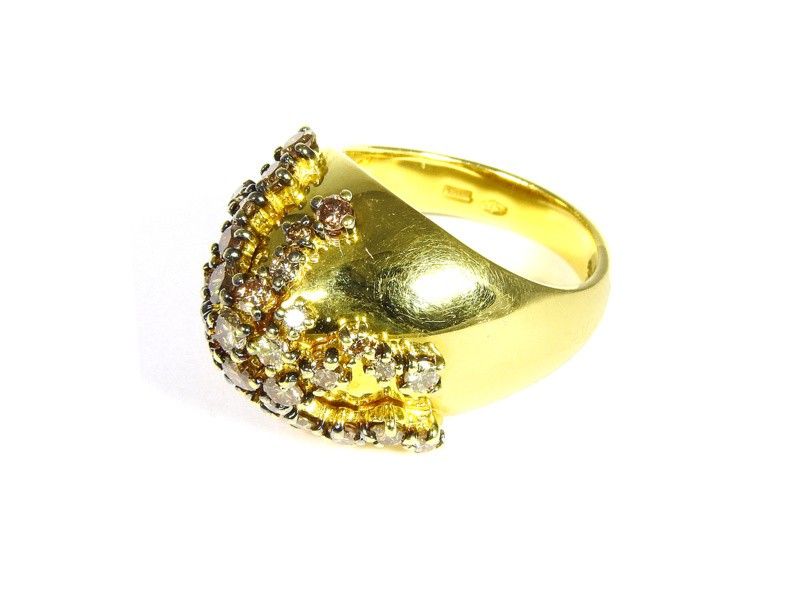 Anello a Cupola in Oro Giallo e Diamanti Fancy Color