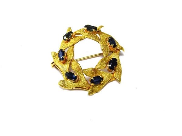 Yellow satin gold garland shape brooch with sapphires