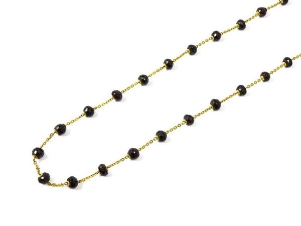 Yellow gold chain with interposed faceted garnets