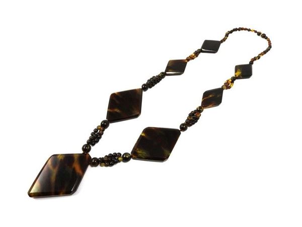 Lozenge and small beads tortoise necklace