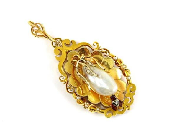 Pendente portaritratti in oro giallo e grande perla naturale di forma barocca