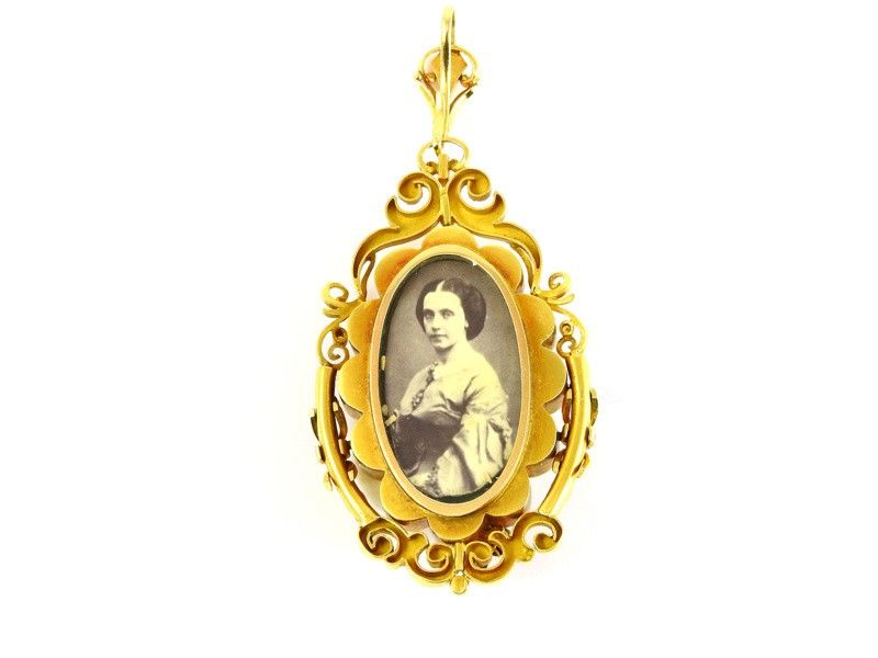 Pendente Portaritratti in Oro Giallo e Grande Perla Naturale di Forma Barocca