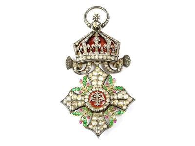 Decorazione da Collo in Oro Giallo, Argento, Smalti, Diamanti, Smeraldi e Rubini