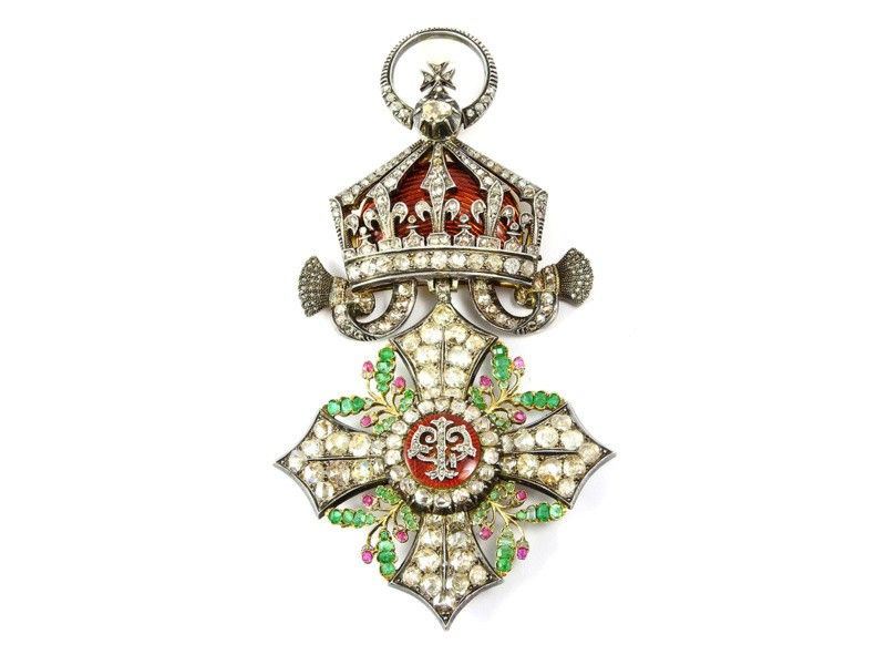Decorazione da Collo in Oro Giallo, Argento, Smalti, Diamanti, Smeraldi e Rubini