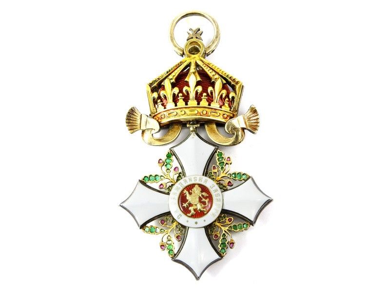 Decorazione da Collo in Oro Giallo, Argento, Smalti, Diamanti, Smeraldi e Rubini