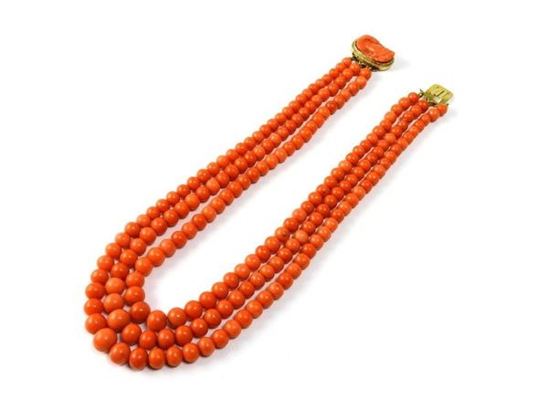 Three strands graduated coral necklace with yellow gold and engraved coral clasp