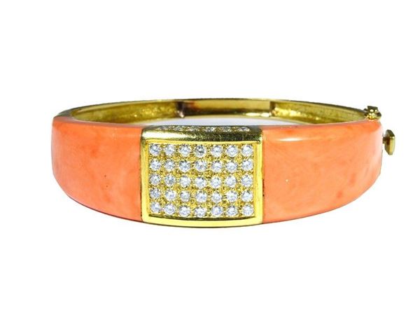 Yellow gold bangle with coral plaques and diamonds