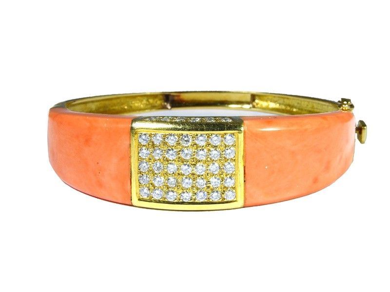 Bracciale Rigido in Oro Giallo, Piastre di Corallo e Diamanti