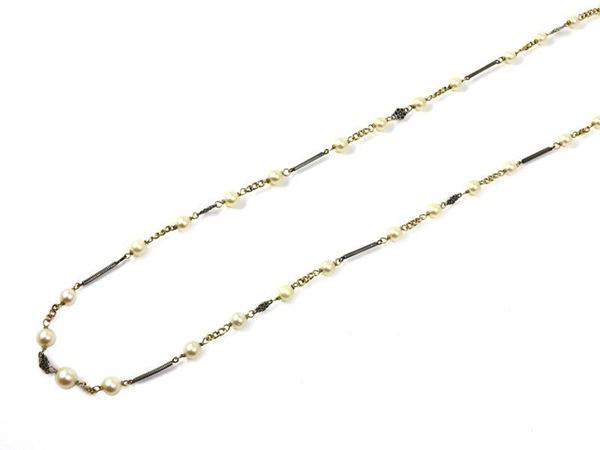 Lunga catena in oro giallo, argento, smalto e perle coltivate Akoya