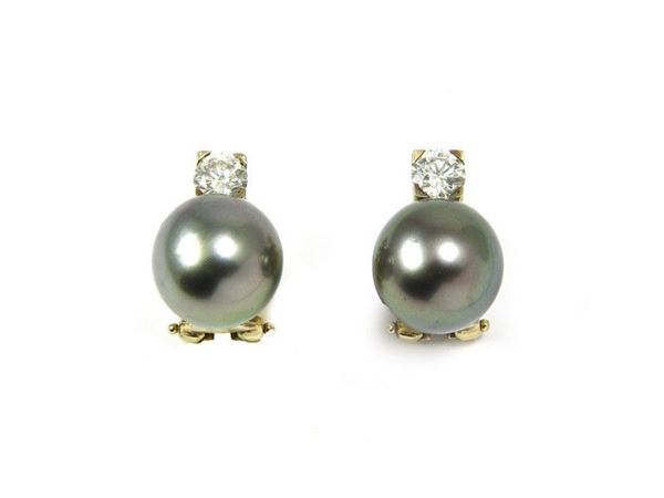 Yellow gold ear clips with pear shape Tahiti cultured pearls and diamonds
