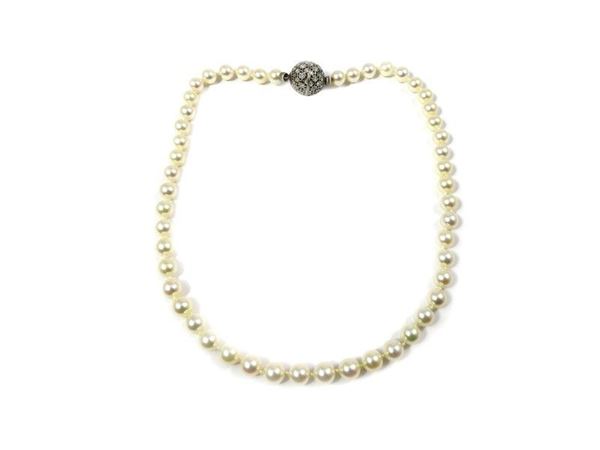Cultured pearls chocker with round white gold and diamonds clasp