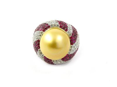 Anello in Oro Bianco, Diamanti, Rubini e Perla Coltivata South Sea Gold