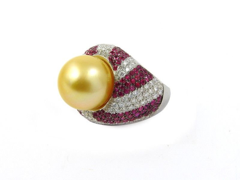 Anello in Oro Bianco, Diamanti, Rubini e Perla Coltivata South Sea Gold