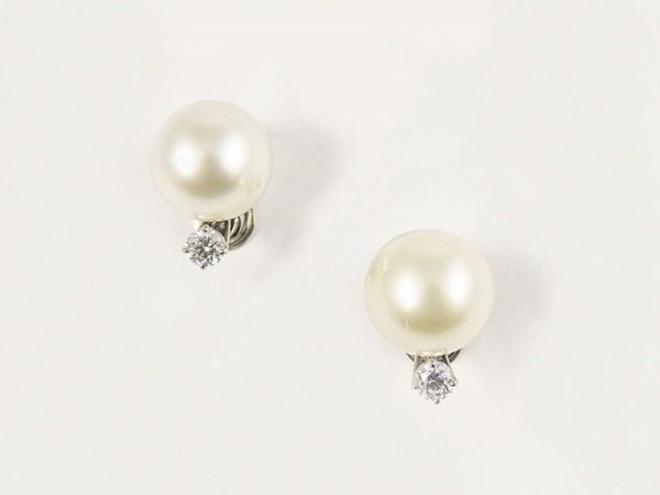 Paio di orecchini in oro bianco, perle e diamanti perle coltivate South Sea