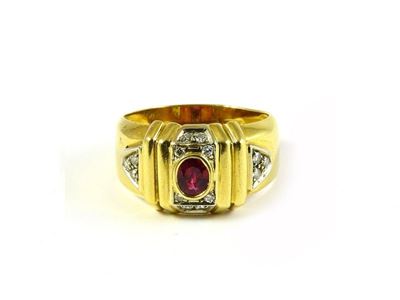 Anello da Uomo in Oro Giallo, Oro Bianco, Rubino Ovale e Pavã© di Diamanti