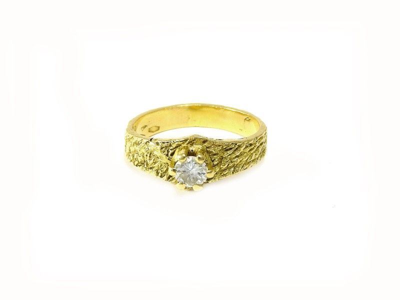 Anello Solitario a Fascia in Oro Giallo e Diamante