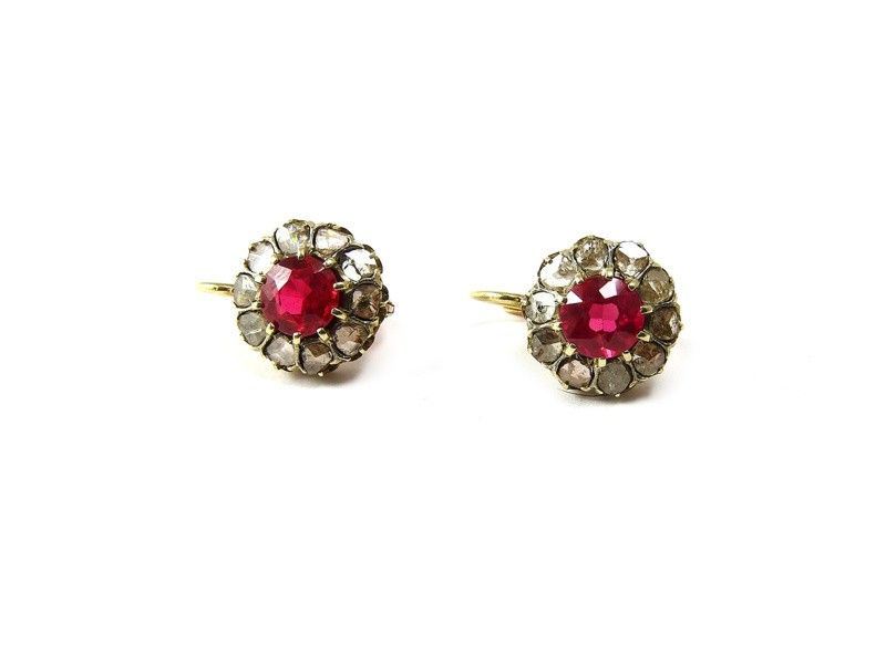 Tre Paia di Orecchini in Oro Giallo, Oro Bianco, Argento, Diamanti, Perle e Pietre Rosse
