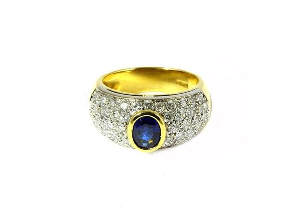 White and yellow gold ring with sapphire and diamonds