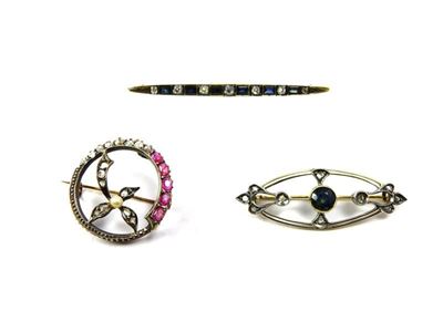 Tre Spille in Oro Giallo, Oro Bianco, Argento, Zaffiri, Rubini e Diamanti