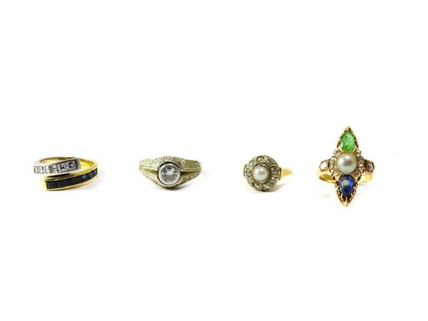 Otto anelli in oro giallo, oro bianco, argento, diamanti, perle, smeraldi, zaffiri