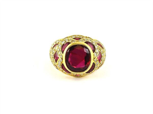 Yellow gold ring set with rubies and diamonds