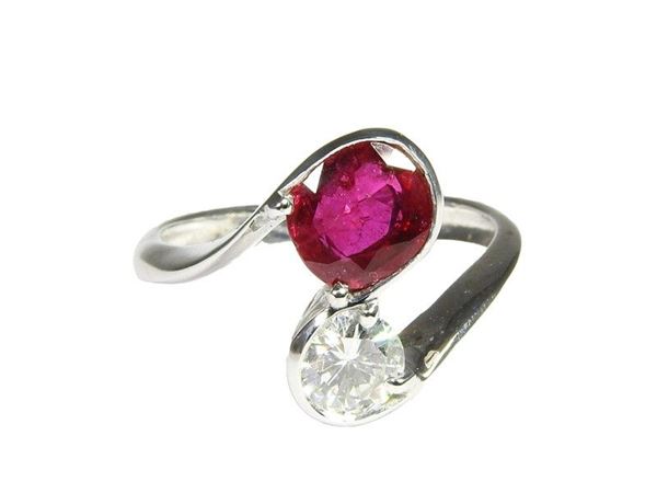 White gold croisÃ¨ ring with diamond and ruby