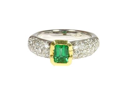 Anello in Oro Bianco, Oro Giallo, Smeraldo e Diamanti