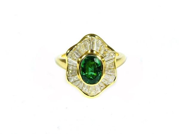 Yellow gold ring with emerald and diamonds