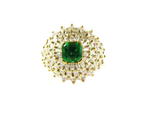 Yellow gold ring set with emerald and diamonds