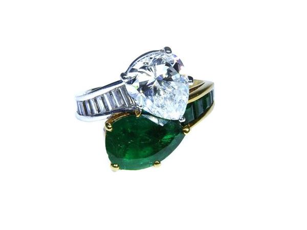 Yellow gold croisÃ¨ ring with diamonds and emeralds