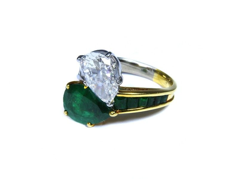 Anello Contrariã© in Oro Giallo, Diamanti e Smeraldi