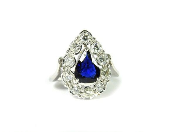 White gold daisy ring with sapphire and diamonds