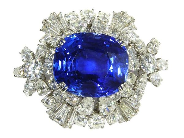 Attractive white gold and platinum brooch with sapphire and diamonds