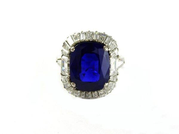 Important platinum ring with Royal Blue Kashmir sapphire set with diamonds