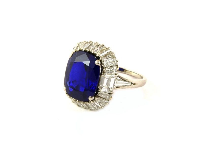 Importante Anello in Platino, Zaffiro Kashmir Royal Blue e Diamanti