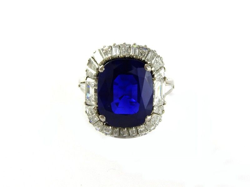 Importante Anello in Platino, Zaffiro Kashmir Royal Blue e Diamanti