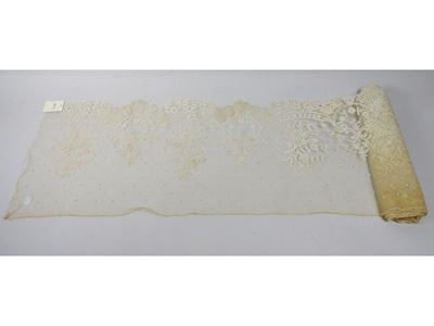 Lunga Balza in Pizzo e Tulle Beige