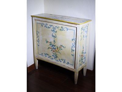 Piccolo Stipo in Legno Laccato Color Crema