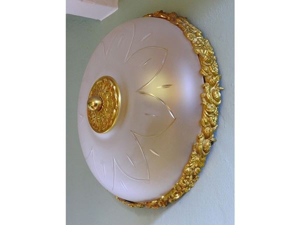 Plafoniera rotonda in metallo dorato e vetro