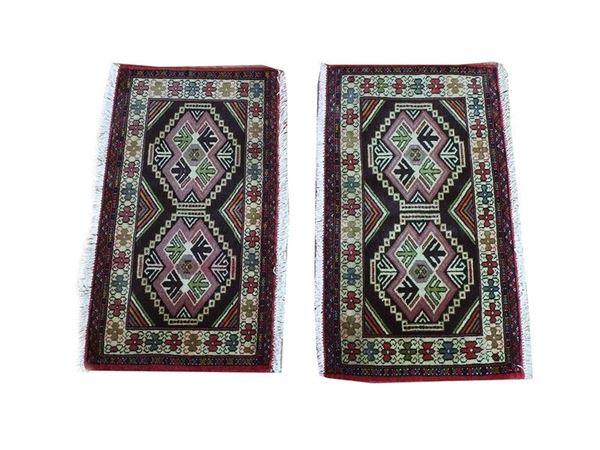 Coppia di tappeti scendiletto persiani