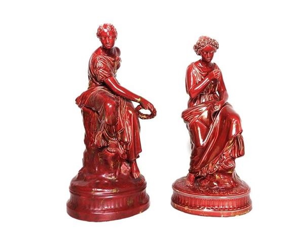 Coppia di sculture in terracotta smaltata rosso porpora