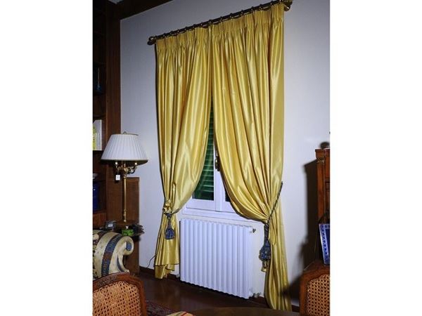 Tre paia di tende in raso giallo oro - Asta L'Appartamento di un  Collezionista Fiorentino - I 