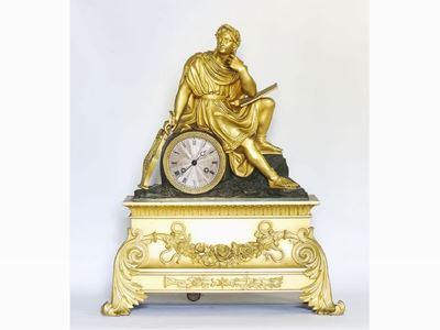 Orologio da Tavolo in Bronzo Dorato e Patinato Prima Meta del XIX Secolo Sormontato da Figura Mas...
