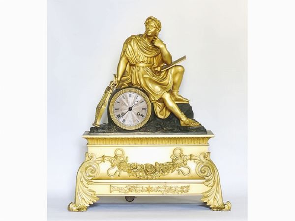 Orologio da tavolo in bronzo dorato e patinato prima meta del XIX secolo sormontato da figura maschi